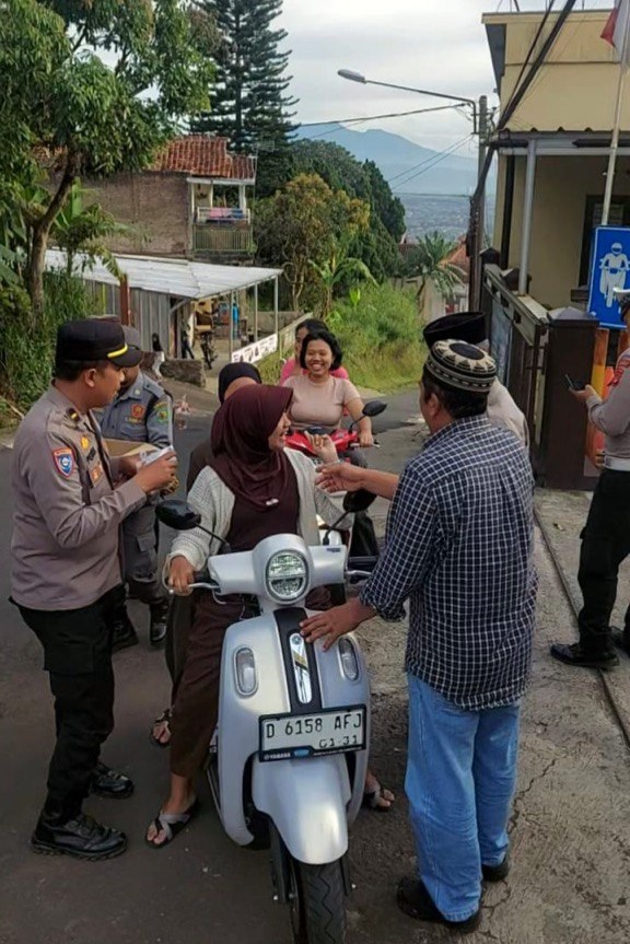 Polresta Kab. Bandung Melalui Polsek Cimenyan Gelar Bagi-Bagi Takjil Gratis