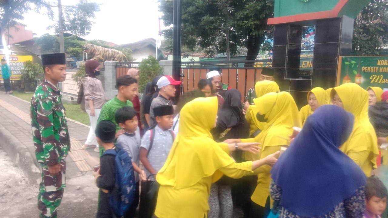 Semangat Berbagi Ramadhan, Koramil 2402/Cicalengka Bersama Ibu Persit KCK Bagikan Takjil kepada Sopir Angkot hingga Pejalan Kaki