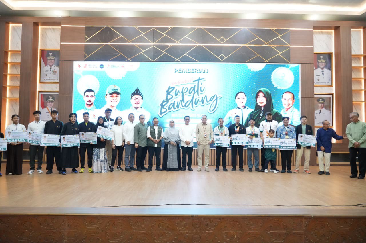 Kang DS Beri Uang “Kadeudeuh” bagi Atlet dan Pelatih Peraih Medali FORNAS VIII NTB 2025