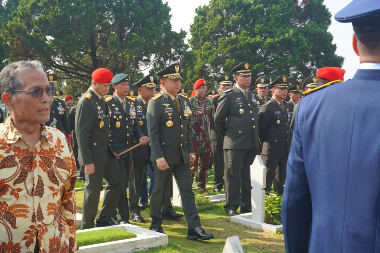 Tangis Haru Iringi Pemakaman Mayor Zulmi, Prajurit Berprestasi TNI