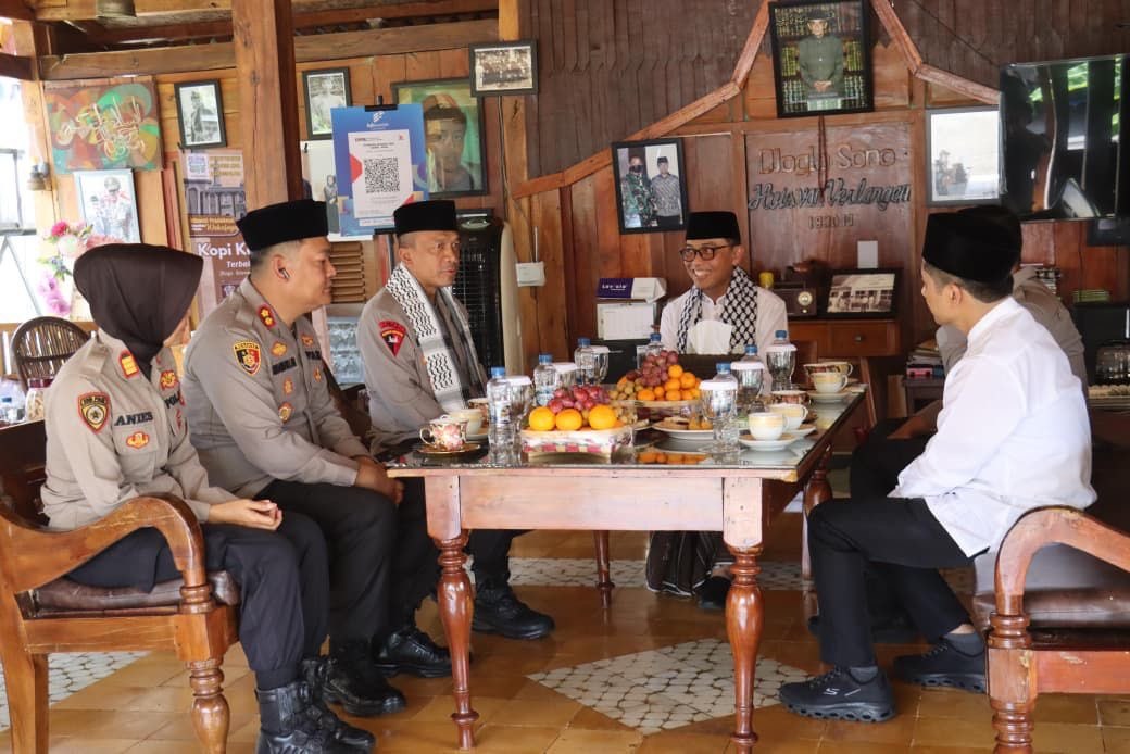 Silaturahmi Kapolda Jabar di Ponpes Darussalam Ciamis, Perkuat Sinergi Polri dan Pesantren dalam Menjaga Kamtibmas
