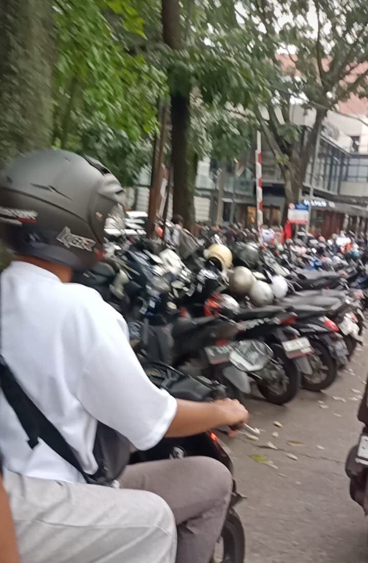 GEMPAR! Jl. Banda BERUBAH JADI AREA PARKIR LIVERY, KEMACETAN PARAH TIADA HENTI, WARGA DAN PENGENDARA DIPERAS MATA!