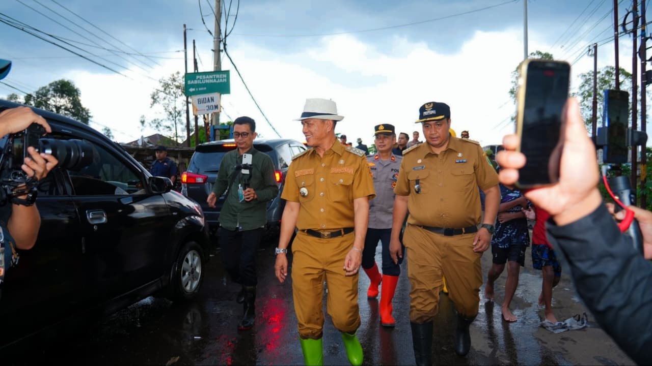 Gerak Cepat! KDS Turun Langsung ke Lokasi Banjir dan Permukiman Terdampak Angin Kencang di Kabupaten Bandung