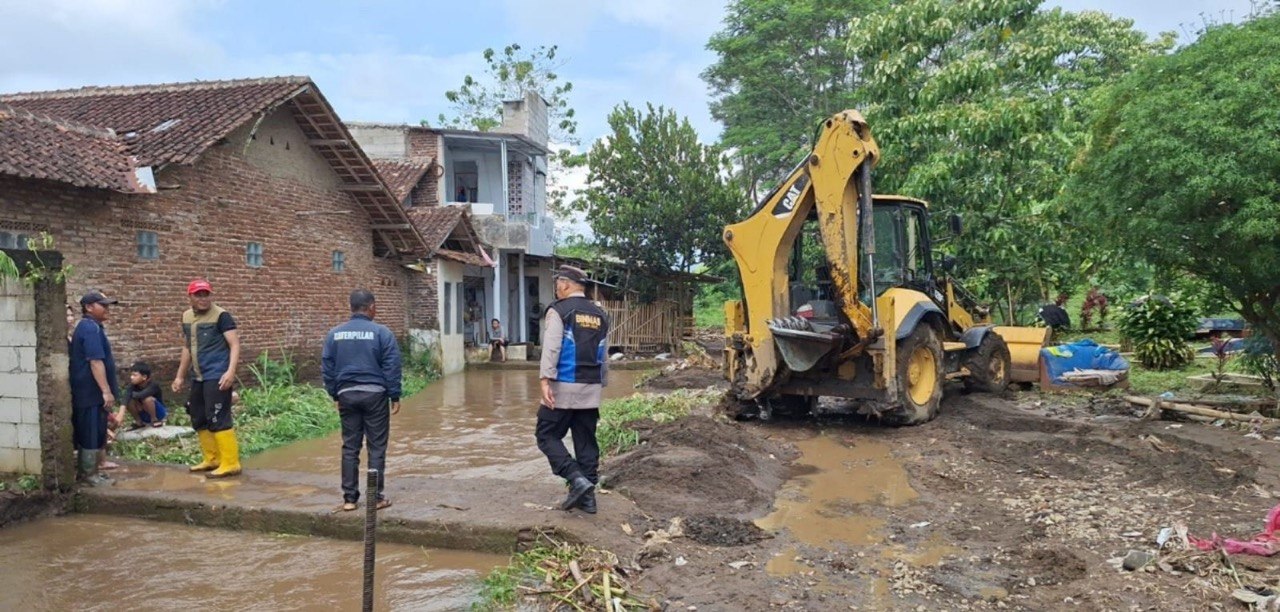 Banjir Rendam Permukiman di Karangpawitan, Polisi Sigap Cek TKP dan Lakukan Penanganan