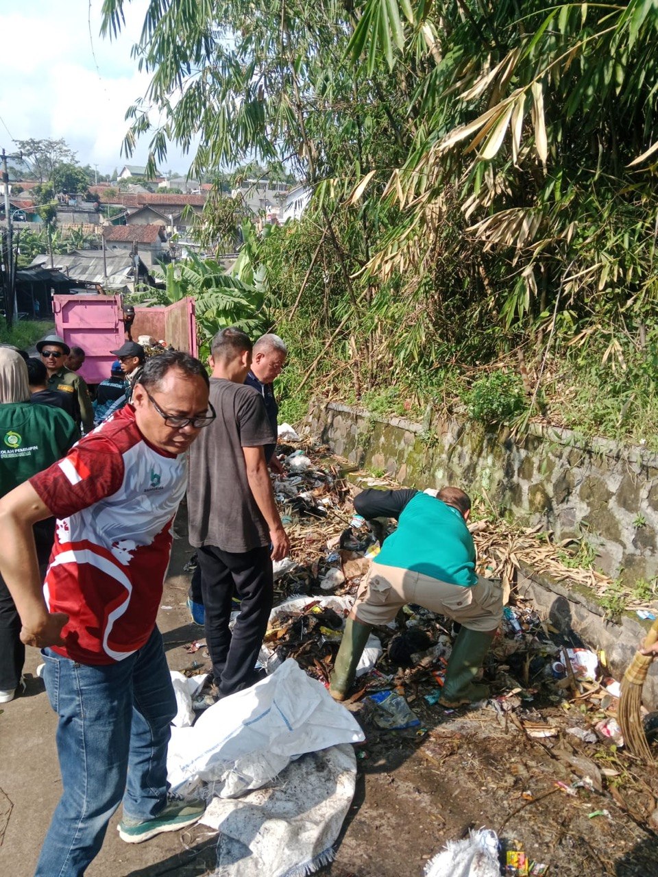Bupati KDS Instruksikan ASN hingga Kades Gotong Royong Beberesih Lingkungan