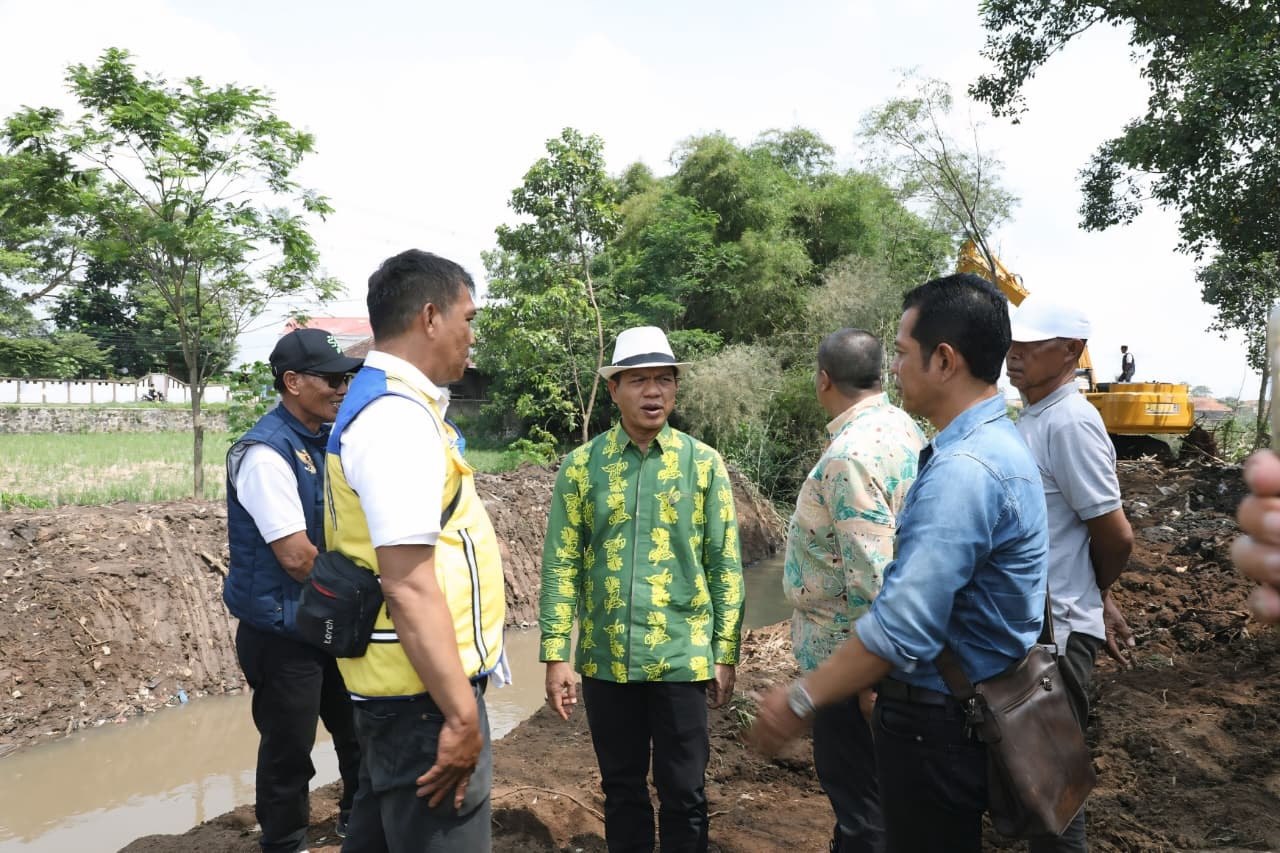 Digarap Secara Pentahelix, KDS Tinjau Progres Normalisasi Sungai Cisunggalah