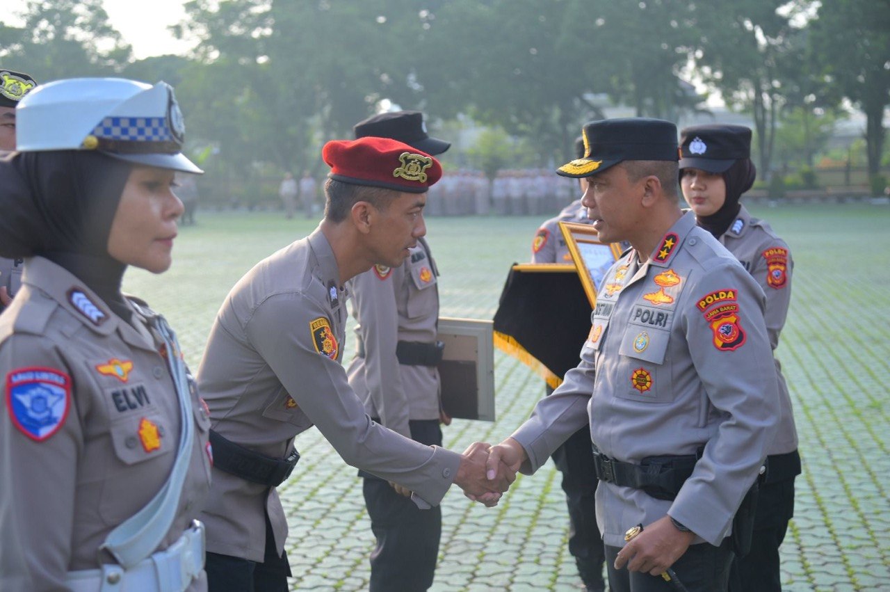 Personel Polda Jabar Torehkan Prestasi Gemilang, Terima Penghargaan atas Dedikasi dan Pencapaian Membanggakan