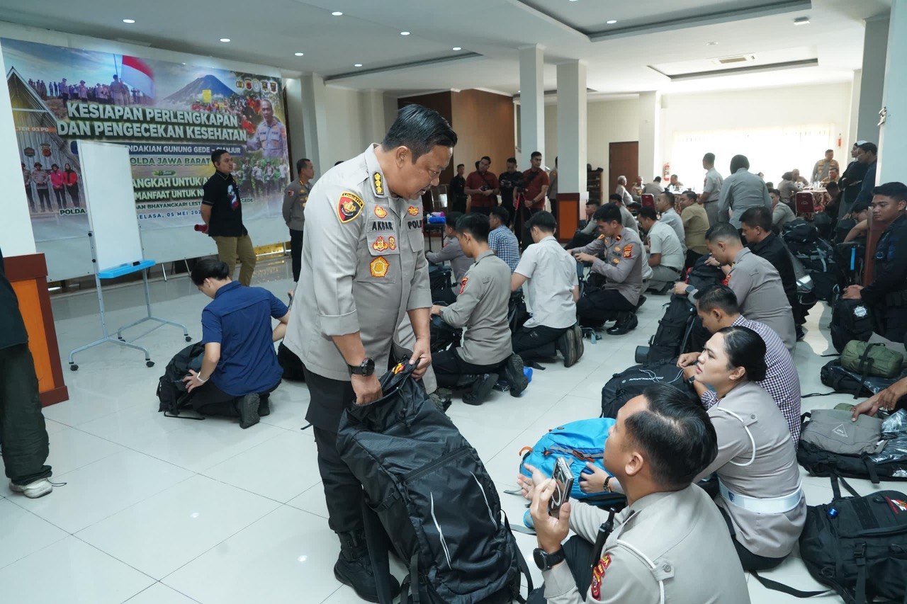 Polda Jabar Siapkan Perlengkapan Memadai,  Utamakan Keselamatan Pendaki Dalam Aksi Bakti Lingkungan Di Gunung Gede Pangrango