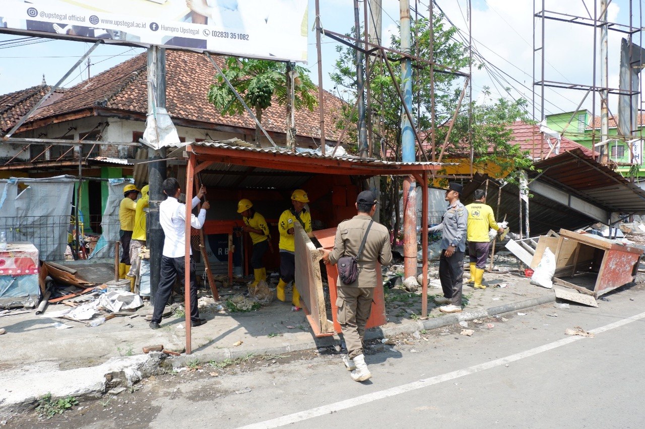 Satpol PP Prov Jabar Laksanakan  Penataan Pedagang PKL Sepanjang Losari