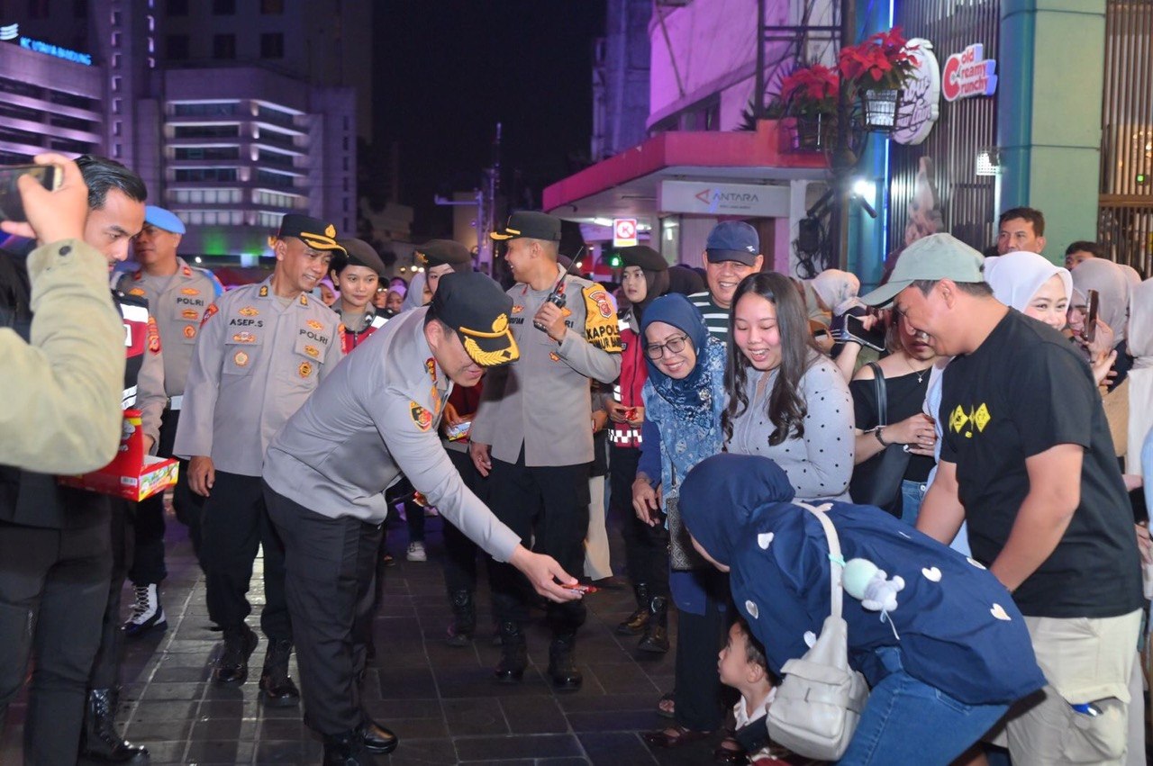 Kapolrestabes Bandung Pimpin Gatur Lalin dan Patroli Dialogis Antisipasi Libur Panjang