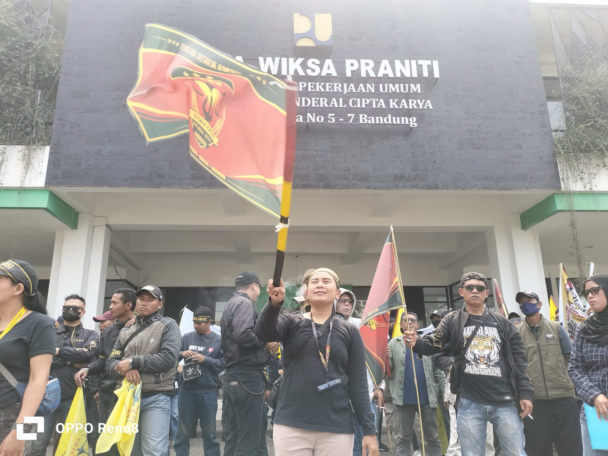 Ormas Grasi Gelar Aksi Unras di Depan Kementerian Pekerjaan umum, Direktorat Cipta Karya.