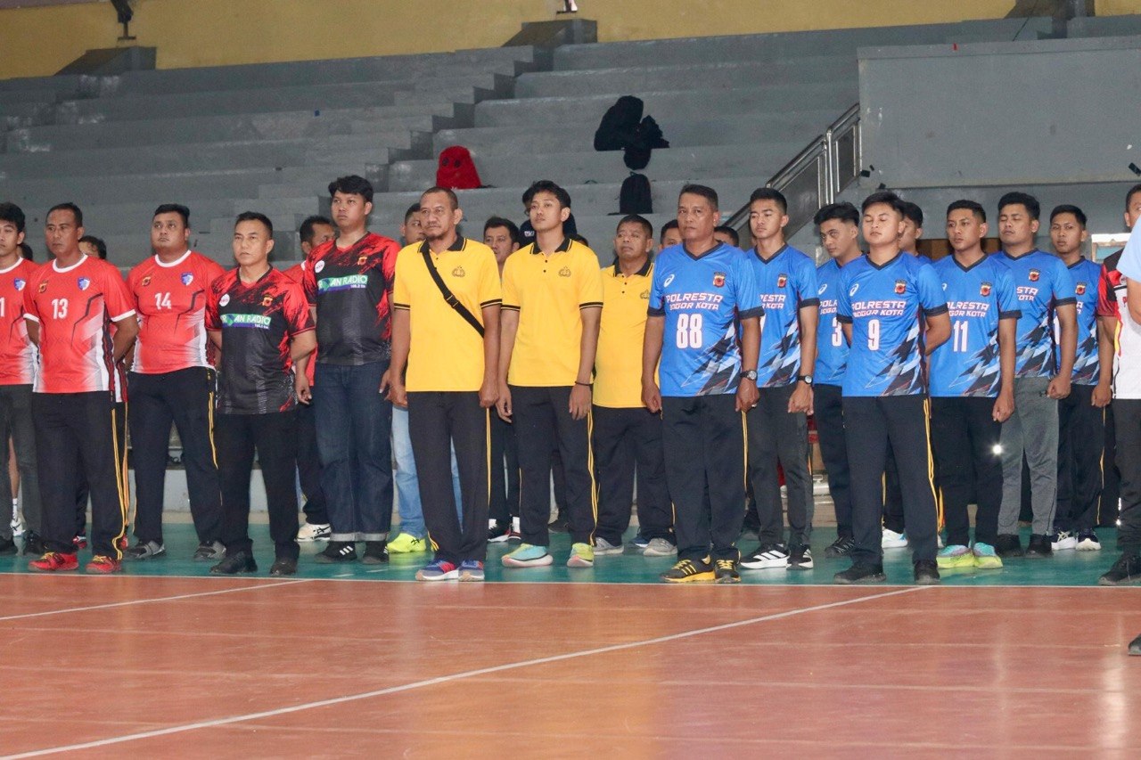 Smesh Keras Pada HUT Bhayangkara Ke-80, Polda Jabar Resmi Buka Turnamen Voli Antar Satker dan Satwil di GOR Trilomba Juang Bandung
