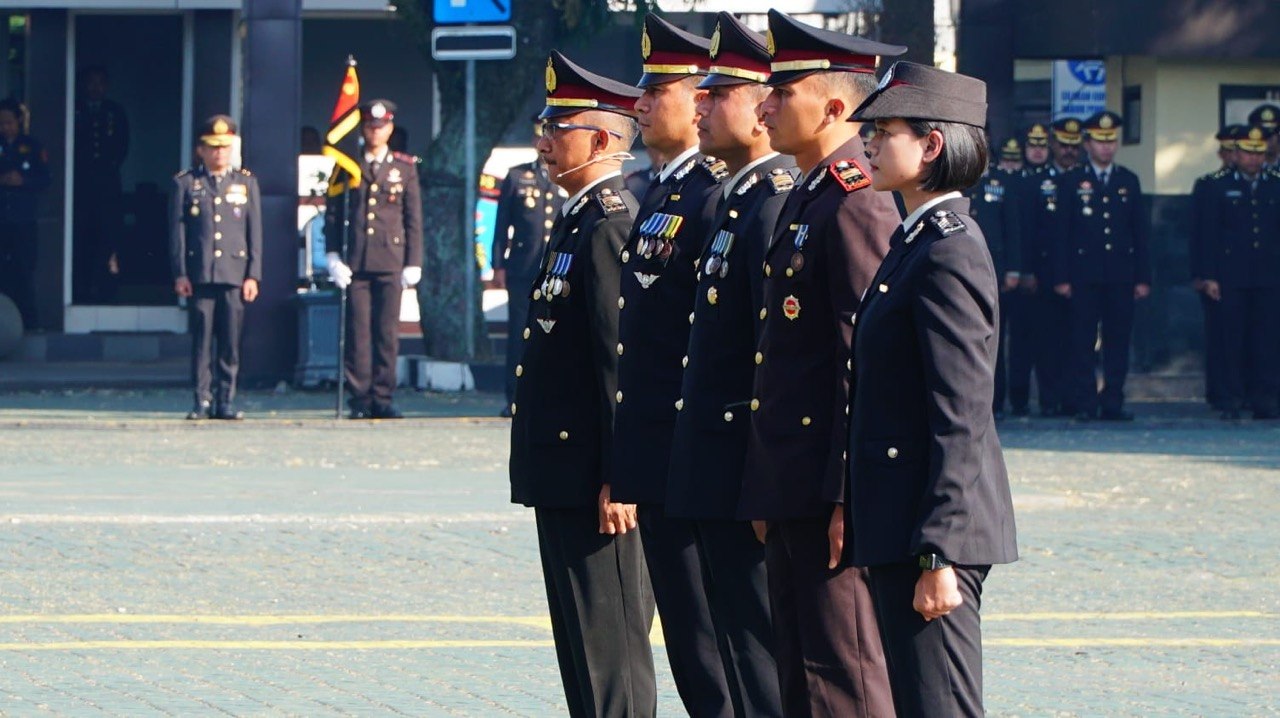 Hari Bhayangkara Ke-80, Polda Jabar Berikan Penghargaan untuk Anggota Berprestasi