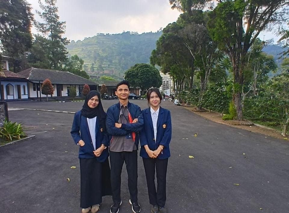 Kolaborasi Instruktur dan Mahasiswi UNPAD Sukses Sampaikan Ilmu Tanah untuk Petani Kopi