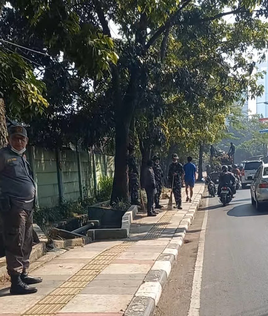 Kolaborasi Karbak Bebersih Lingkungan, Personil TNI AD Pussenkav dan Lurah