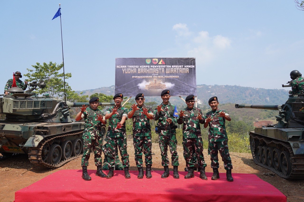 Pangdam III/Siliwangi Tinjau Latihan Menembak Ranpur Yonkav 4/KC di Pusdikif Cipatat