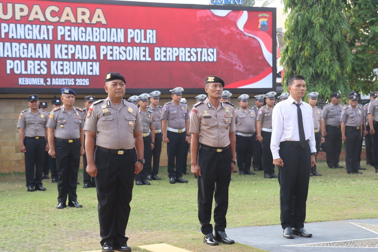 Dedikasi Berbuah Apresiasi, Kapolres Kebumen Naikkan Pangkat Satu Personel dan Ganjar Tiga Anggota Berprestasi