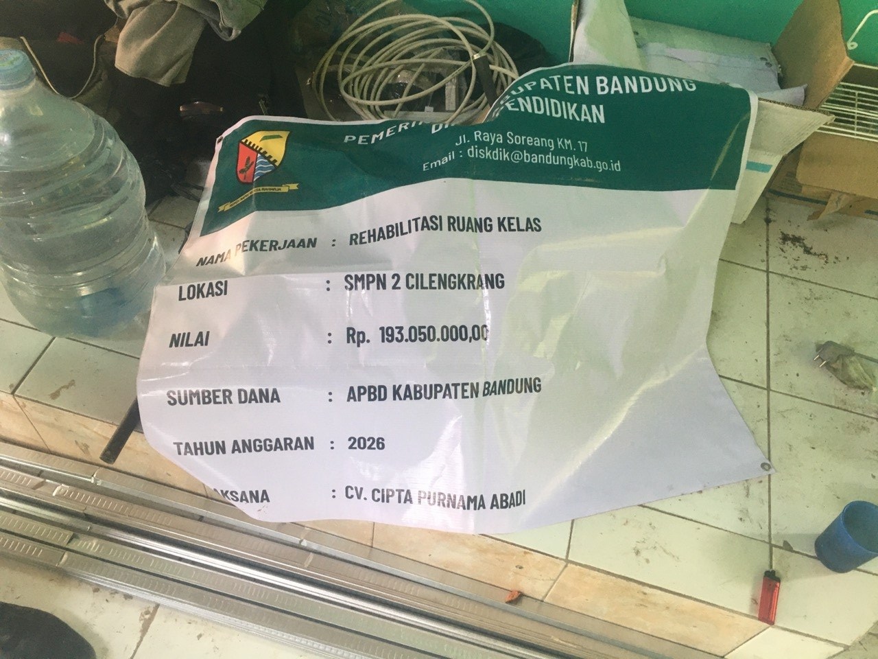Pembangunan Rehabilitasi Ruang Kelas SMPN 2 Cilengkrang yang Diduga Langgar Aturan Transparansi dan K3