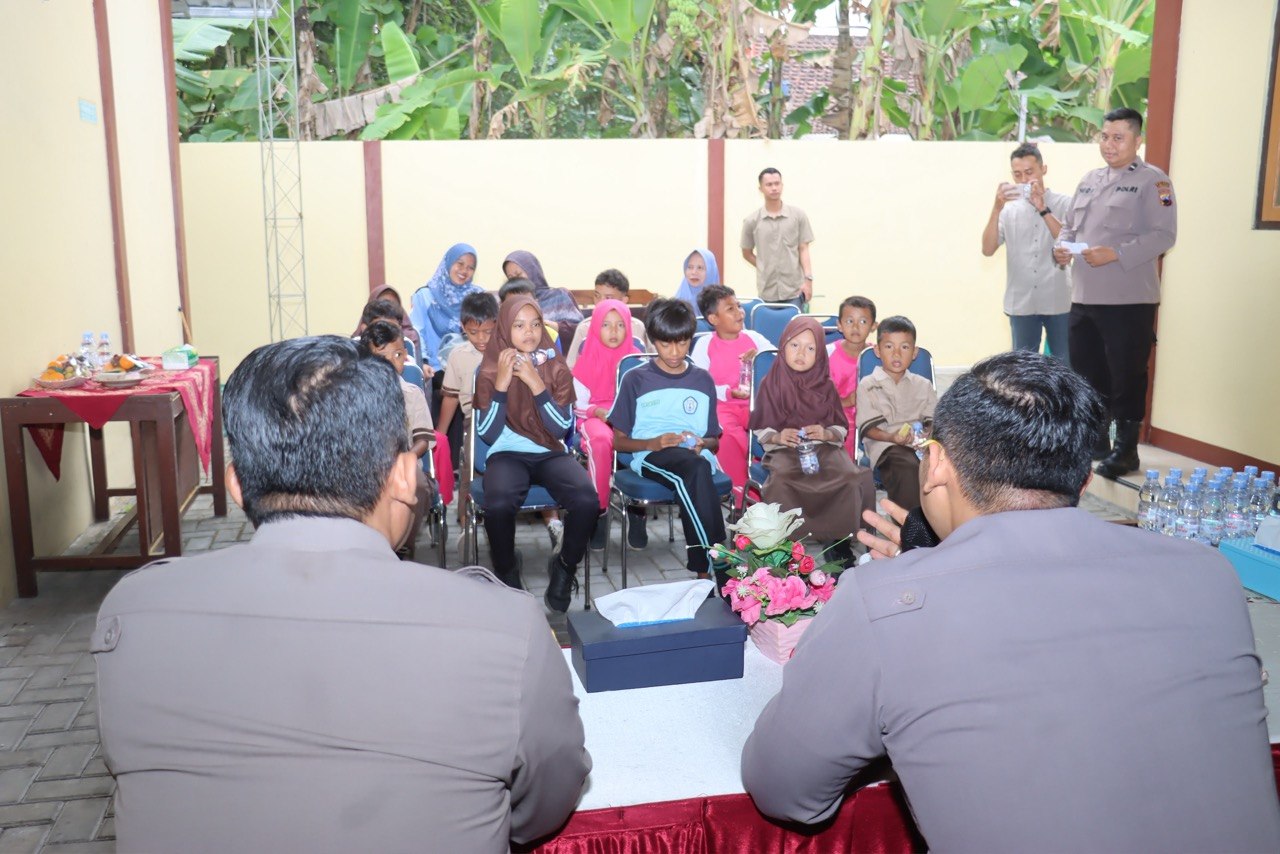 Kapolres Kebumen Bantu Perlengkapan Sekolah 15 Siswa di Sempor