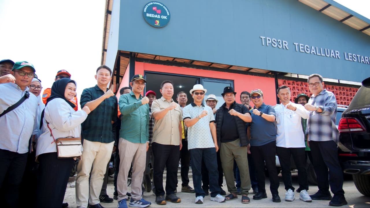 Bertepatan di Hari Kelahirannya ke-55, Bupati KDS Resmikan TPS3R Tegalluar