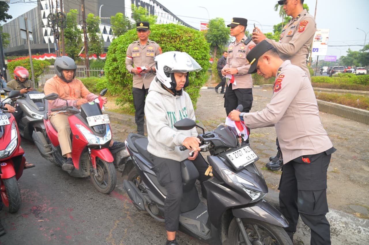 Semangat Kemerdekaan, Polda Jabar Bagikan 1.000 Bendera Merah Putih dan 200 Sayuran kepada Pengguna Jalan