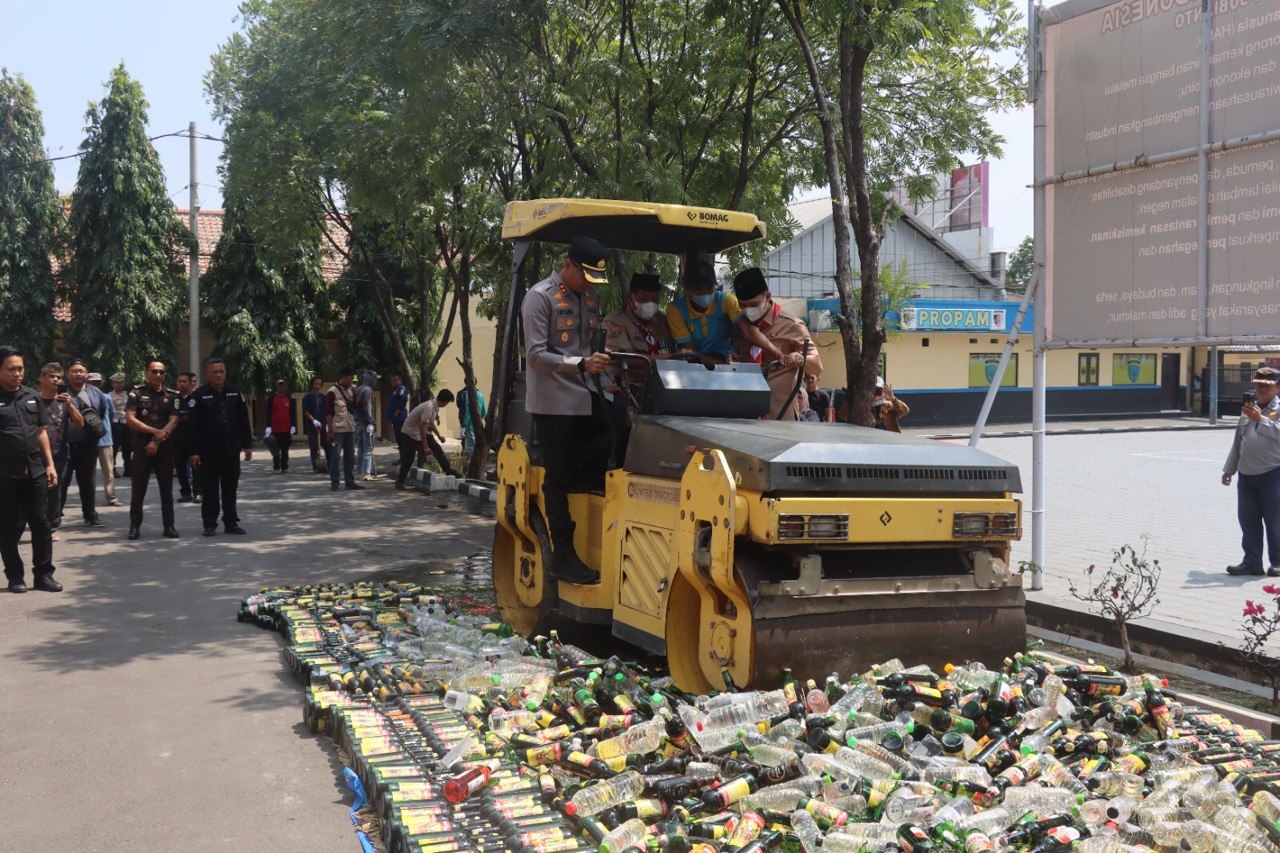 Lawan Penyakit Masyarakat, Polisi Musnahkan Ribuan Botol Miras Hasil Operasi Serentak