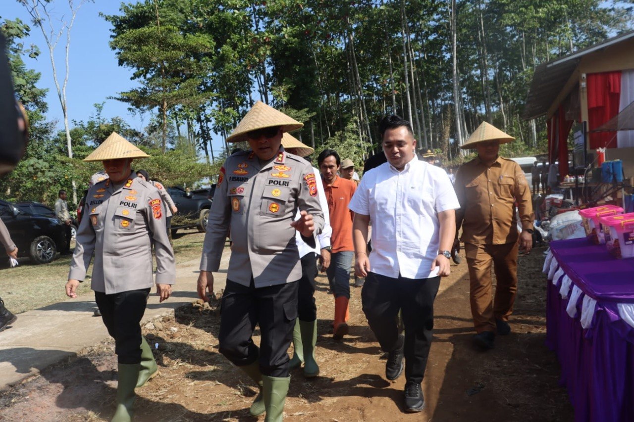 Dukung Program Swasembada Pangan, Kapolda Jabar Tinjau Lahan Budidaya Bawang Putih di Darma Kuningan