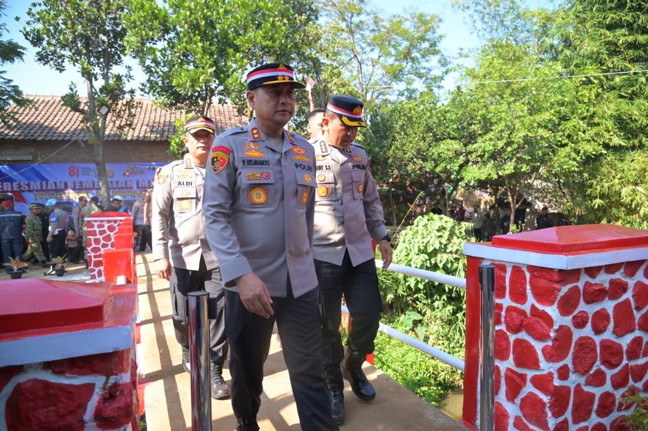 Sambut HUT Kemerdekaan RI ke 81, Kapolda Jabar Resmikan Jembatan Merah Putih di Kabupaten Bandung