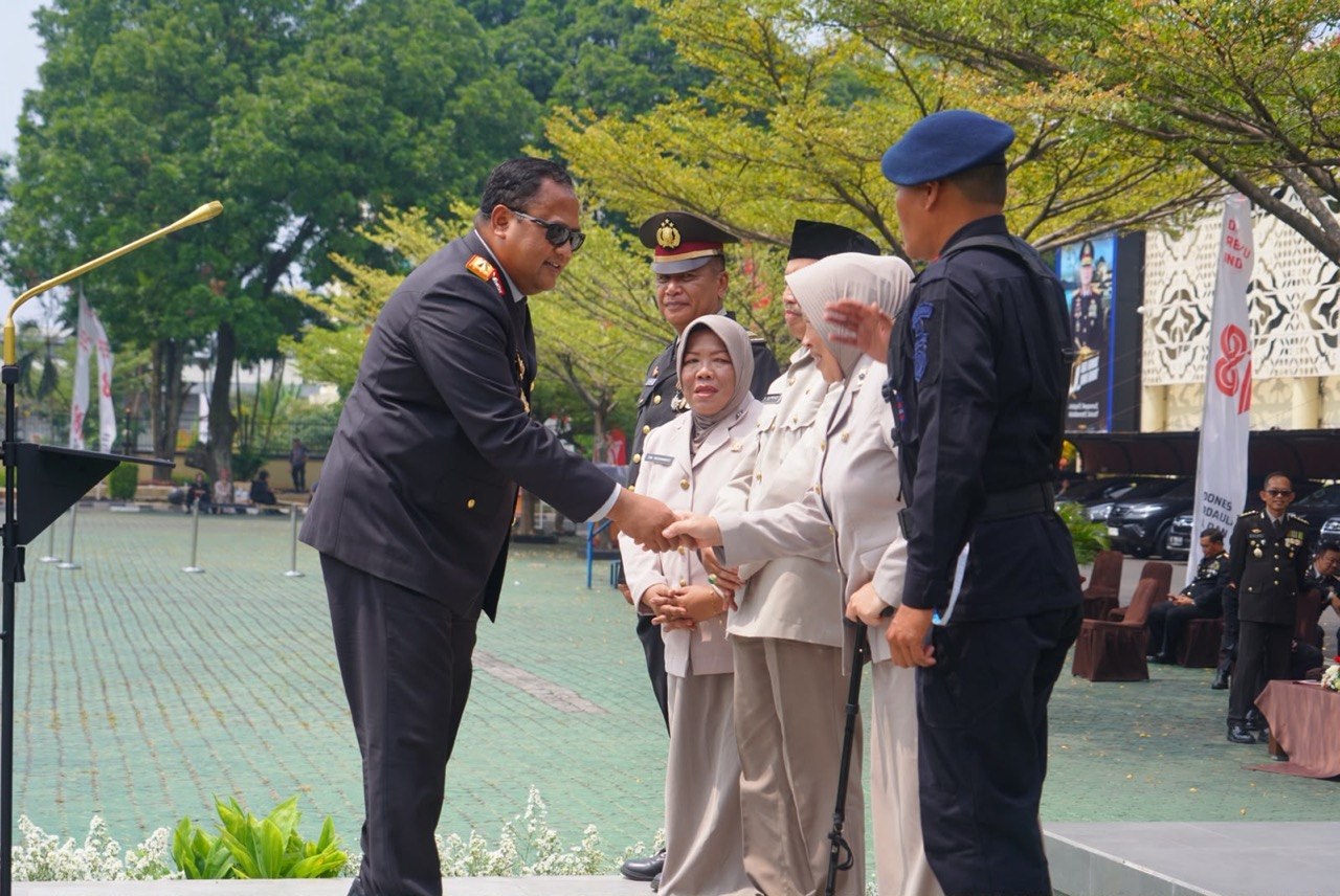 Momentum HUT RI ke-81, Wakapolda Jabar Apresiasi Dedikasi Personel Lewat Penghargaan Umroh