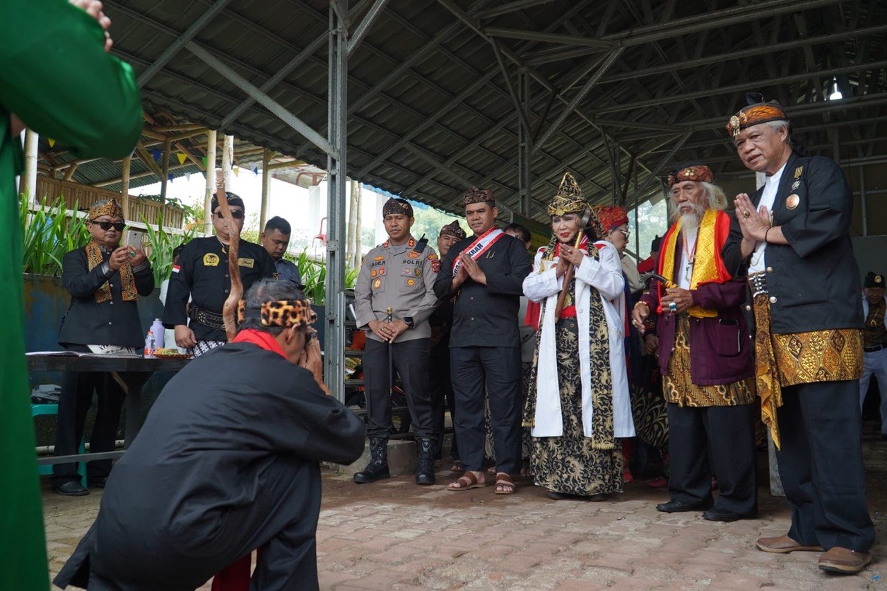 Perkuat Hubungan dengan Tokoh Adat, Kombes Hendra Rochmawan Sabet Galunggung Award 2026