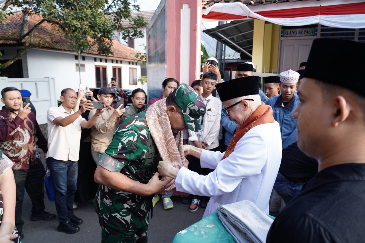 Pangdam III/Siliwangi Kunjungi Tanwiriyyah Cianjur, Tekankan Peran Santri dalam Menjaga Persatuan dan Kemajuan Bangsa