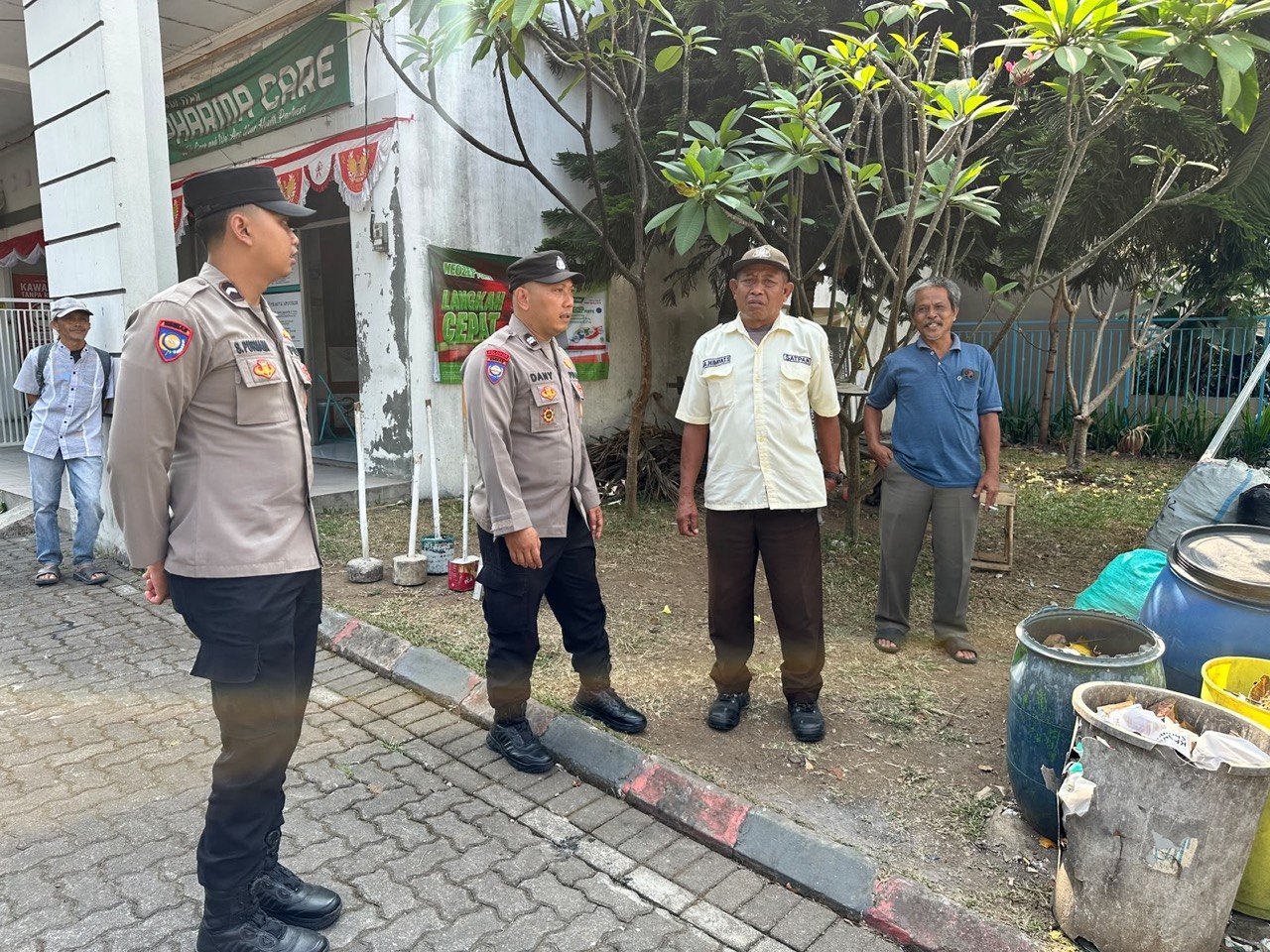 Babinsa Kodim 0605/Subang Bantu Padamkan Kebakaran Lahan Kosong di Subang