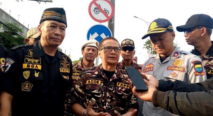 Cegah Kecelakaan Berulang FKPPI Besama Dishub Kota Badung, Pasang Rambu Peringatan di Jalan Laswi