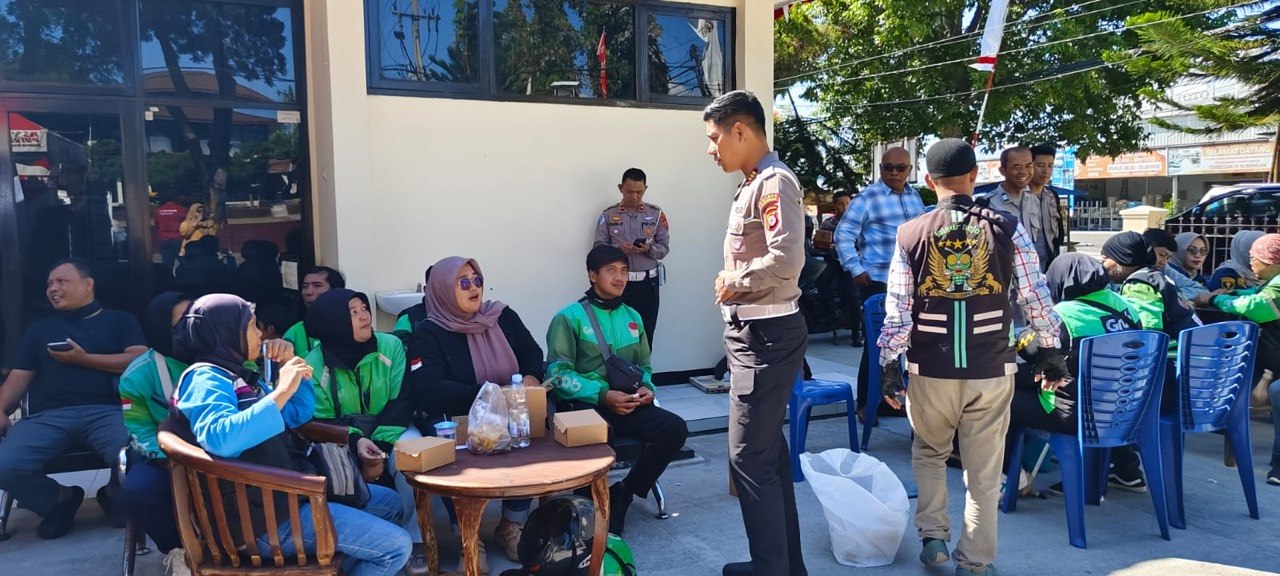Puluhan Driver Ojol di Kuningan Dapat Servis Motor dan Ganti Oli Gratis dari Polisi