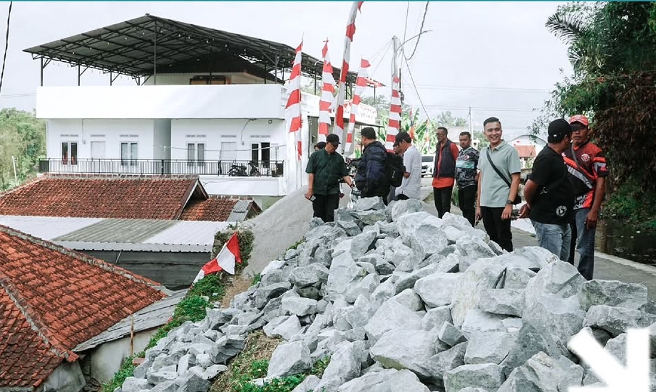 Kepala Dinas Disperkimtan Tinjau Pembangunan TPT di Desa Padasuka, Pastikan Sesuai Rencana dan Aman