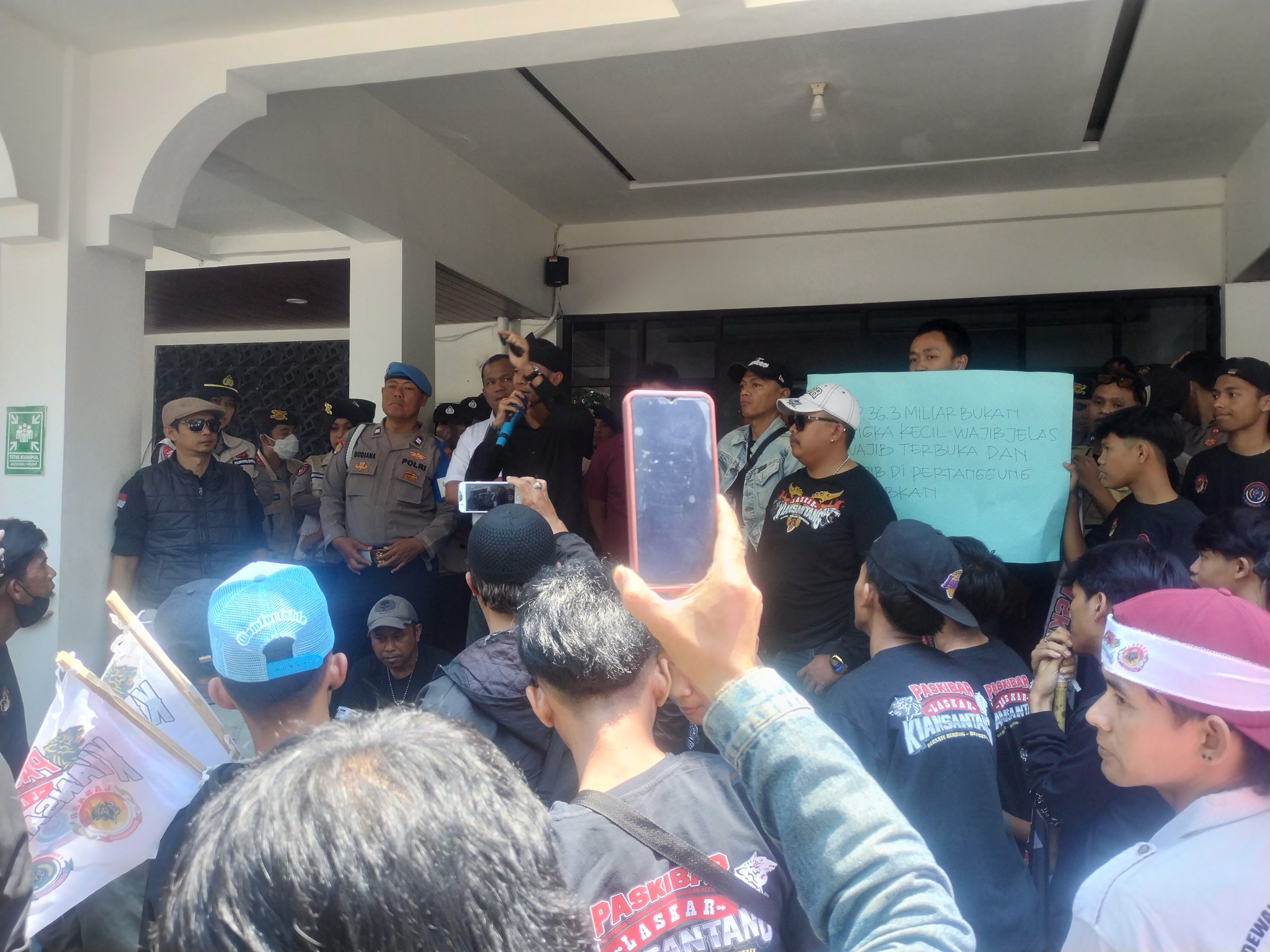 PASKIBAR Gelar Aksi Demo Desak Transparansi Penuh Program RMP Bernilai Lebih Rp36 Miliar ke Disdik Kota Bandung