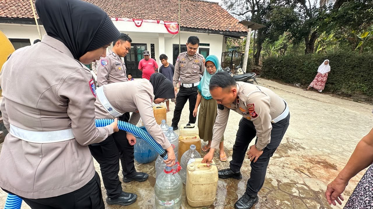 Polisi Salurkan Toren Air untuk Warga Terdampak Kekeringan