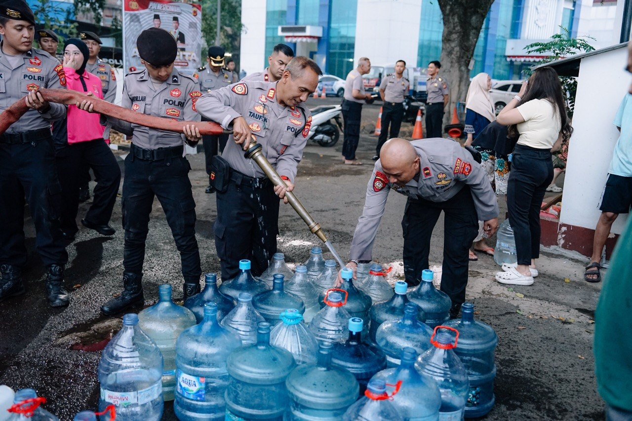Kemarau Panjang, Polres Cimahi Salurkan 8.000 Liter Air Bersih Setiap Hari untuk Warga Asrama dan Sekitar