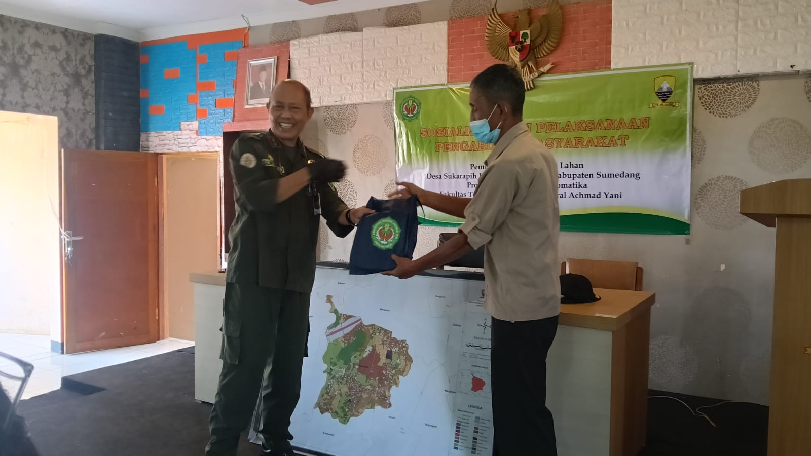 Prodi Teknik Geomatika Unjani Serahkan Hasil Pengmas Pemetaan Batas RT/RW Desa Sukarapih Sumedang