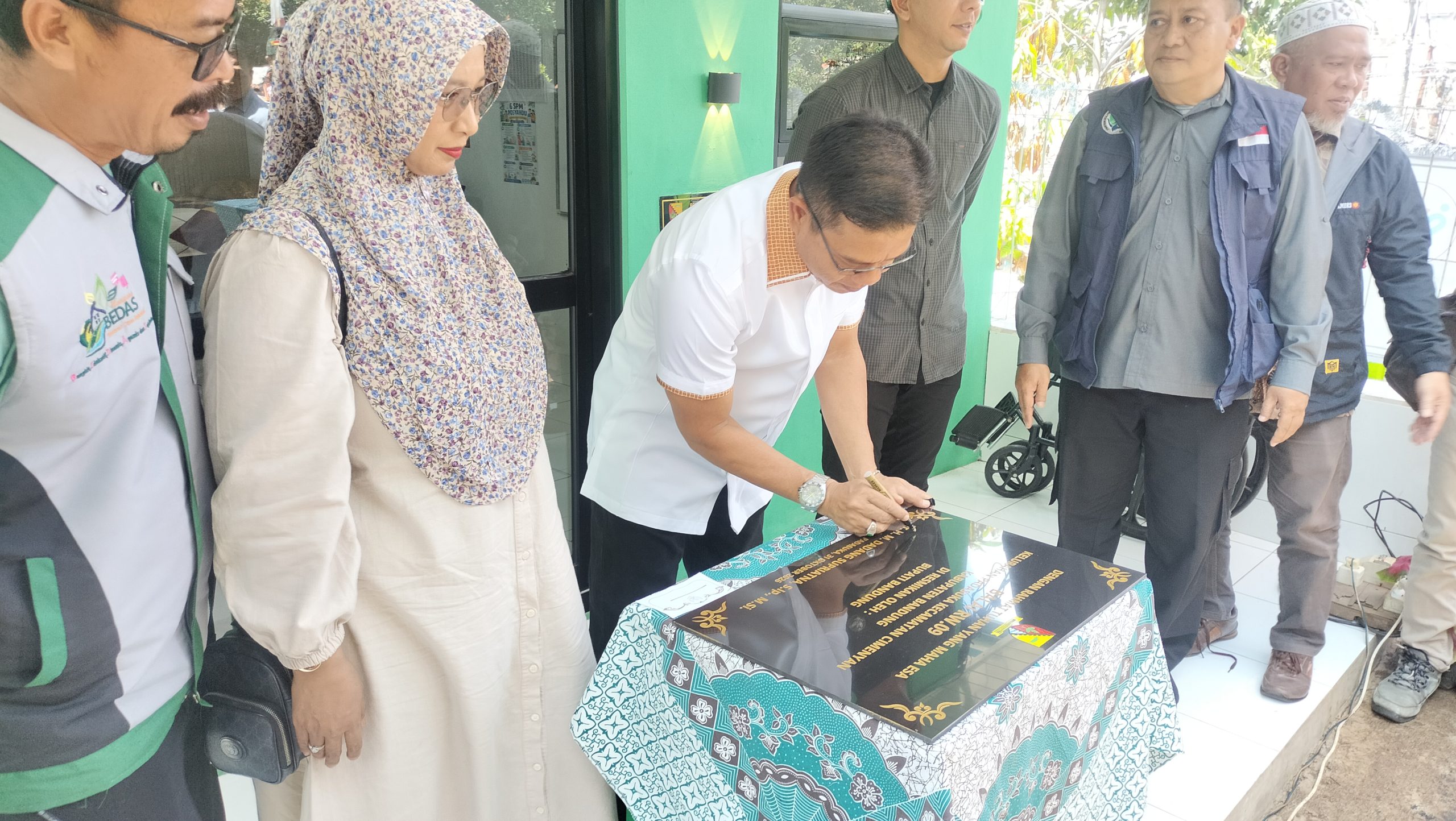 Bupati Kabupaten Bandung, H. Dadang Supriatna, meresmikan Kantor RW 09 di Kelurahan Padasuka, Kecamatan Cimenyan.