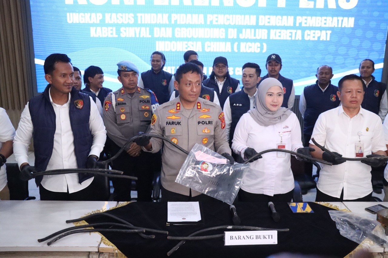 Pelaku Pencurian Kabel Sinyal dan Grounding Sarana Vital Kereta Api Cepat Ditangkap Satuan Reserse Polres Cimahi