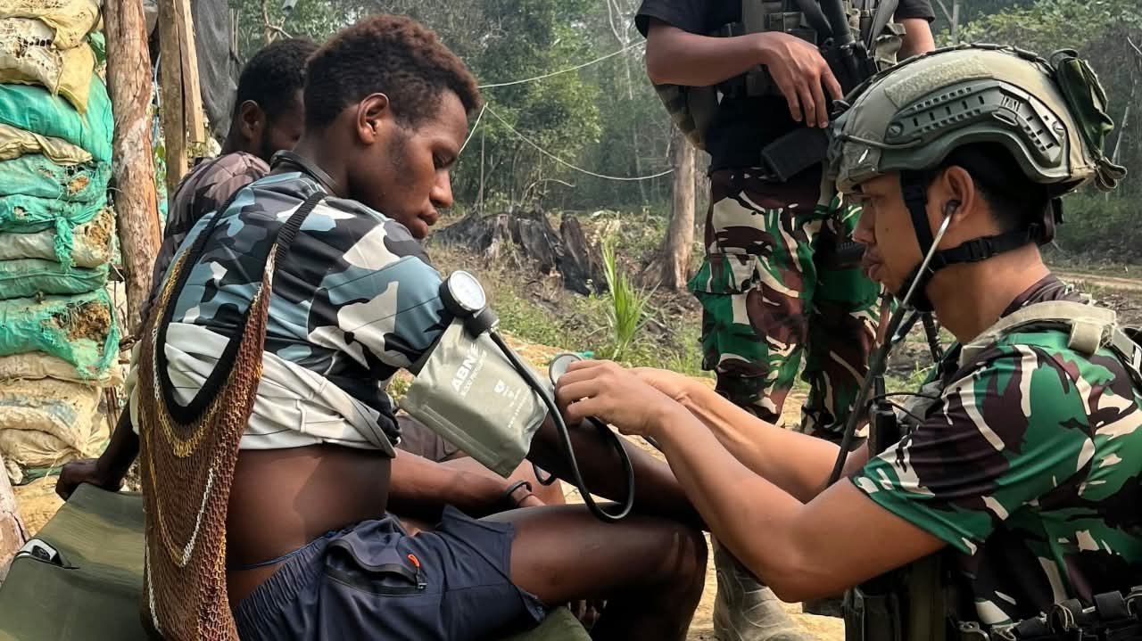 Sigap Bantu Warga, Satgas Yonif 2 Marinir Berikan Pertolongan kepada Warga Uwapa yang Terluka