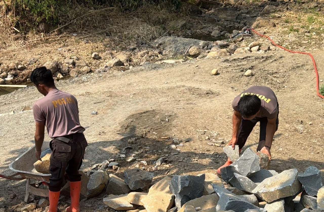 Tim SAR Sat Brimob Polda Jabar Bantu Proses Pembangunan Jembatan Merah Putih Di Majalengka