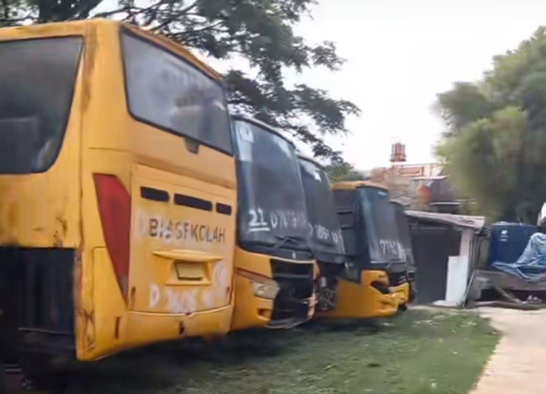 Bus Mangkrak di Halaman DISHUB Gedebage: Bukti Pemkot Bandung Gagal Rawat Fasilitas Publik?