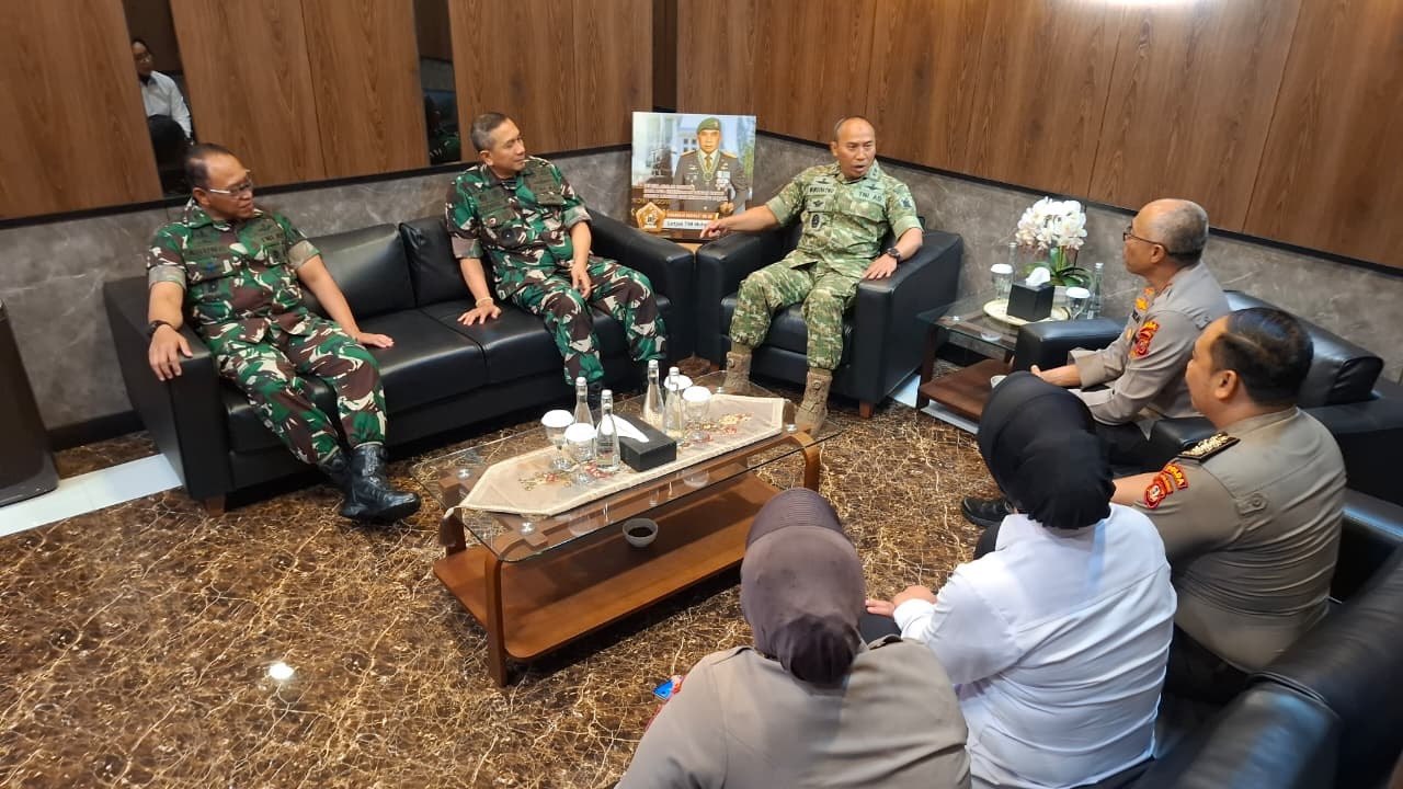 Peringati HUT Ke-81 TNI, Polda Jabar Silaturahmi, Perkuat Sinergitas di Mako Kodiklat TNI AD