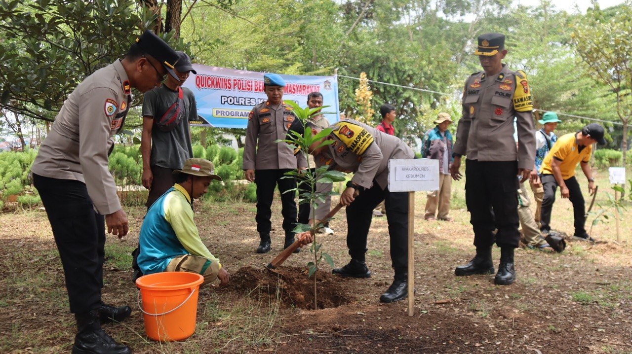 Polres Kebumen Tanam 500 Bibit Pohon Buah, Dukung Gerakan Green Policing